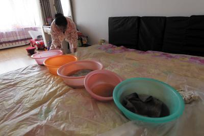 仁布楼上漏水，住户失联，小区没物管，业主维权难！律师来支招……